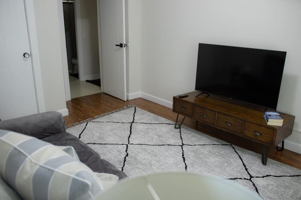 Cozy Getaway Appartement Everett Buitenkant foto